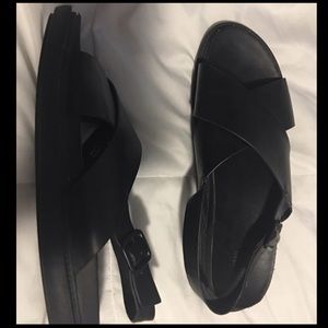 Felix Monochromatic sandal in Black